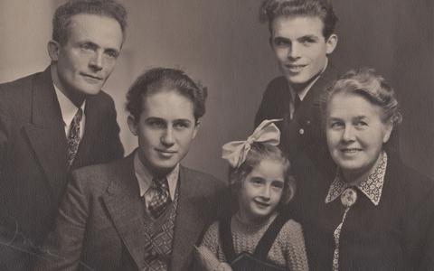 Van links naar rechts Gerard Molewijk, Aan (17 jaar), Katja, Sipke (circa 22 jaar) en Grietje Molewijk-Jelgersma in 1946.