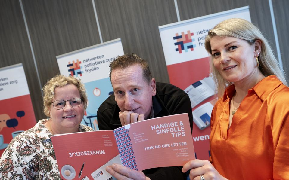 Petra de Vries, Engbert Helfferich en Tineke Witteveen (vlnr) met het winskeboekje. 