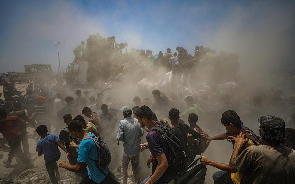 Onrust bij een voedseldistributiepunt in Gaza dat afgelopen weekend geopend werd. 