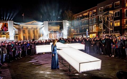 Elske DeWall als Maria op het Wilhelminaplein in Leeuwarden. ,,It is net te beskriuwen.’’ FOTO ANP