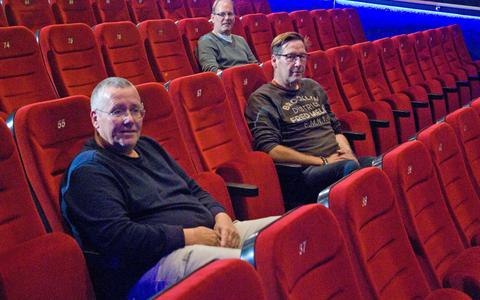 Drie Friese bioscoopbazen Hans Bosma (Bios Heerenveen), Sander Hakbijl (Bios Drachten) en een rij naar achteren Nick van den Bergh (Cine Sneek).