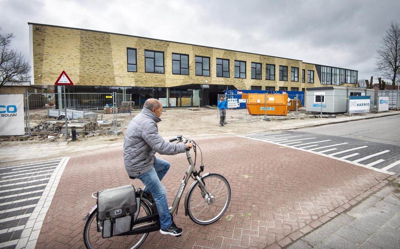 In Kollum wordt druk gewerkt aan de bouw van de nieuwe schoolcampus. FOTO MARCEL VAN KAMMEN In Kollum wordt druk gewerkt aan de bouw van de nieuwe schoolcampus. FOTO MARCEL VAN KAMMEN