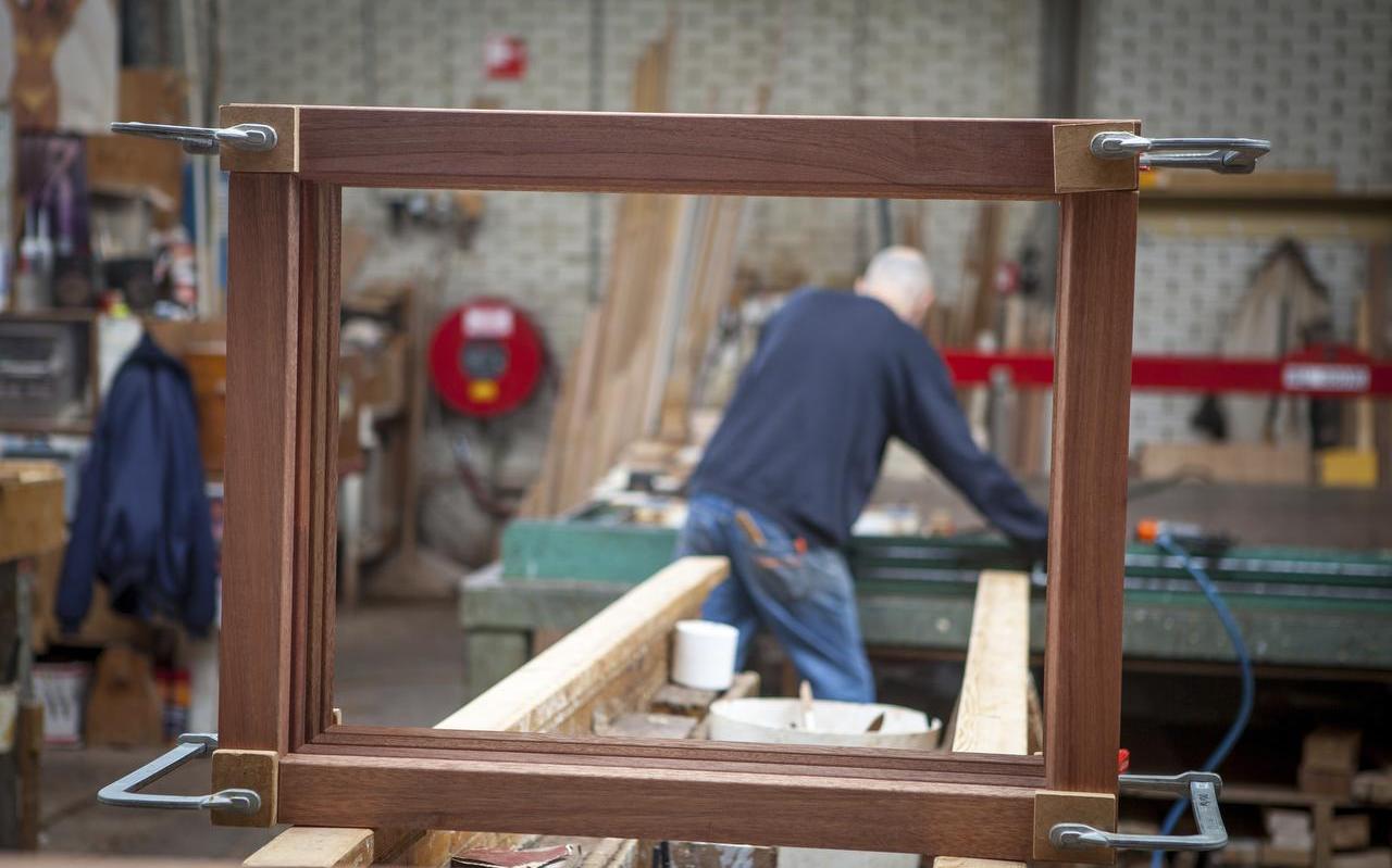 De productie van houten kozijnen bij Timmerfabriek De Jong in Woudsend wordt verdubbeld. FOTO BAUKE VAN DELFT De productie van houten kozijnen bij Timmerfabriek De Jong in Woudsend wordt verdubbeld. FOTO BAUKE VAN DELFT