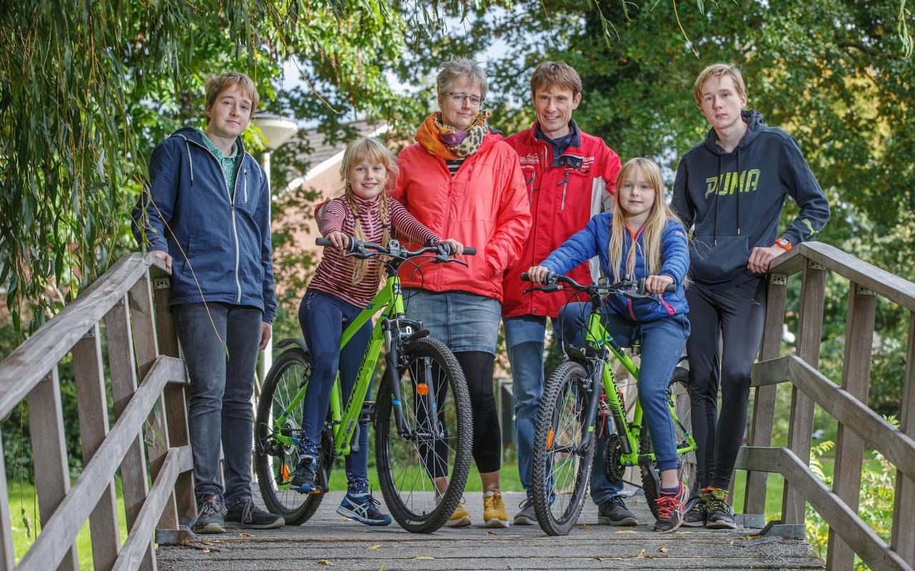 Het gezin Maatman, met van links naar rechts: Yochum, Miriam met haar nieuwe mountainbike, moeder Christel en vader Herre, Esther en Thomas. Het gezin Maatman, met van links naar rechts: Yochum, Miriam met haar nieuwe mountainbike, moeder Christel en vader Herre, Esther en Thomas.