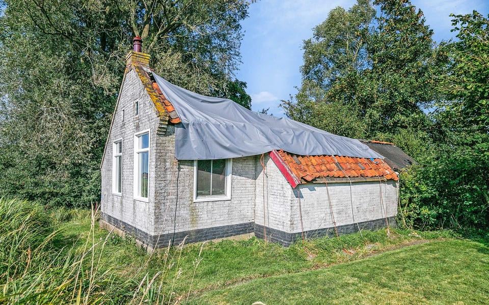 Het huisje in Oosterzee werd al in 1971 gekocht door Siard Dwarshuis. Na liefst 54 jaar staat het nu weer te koop.