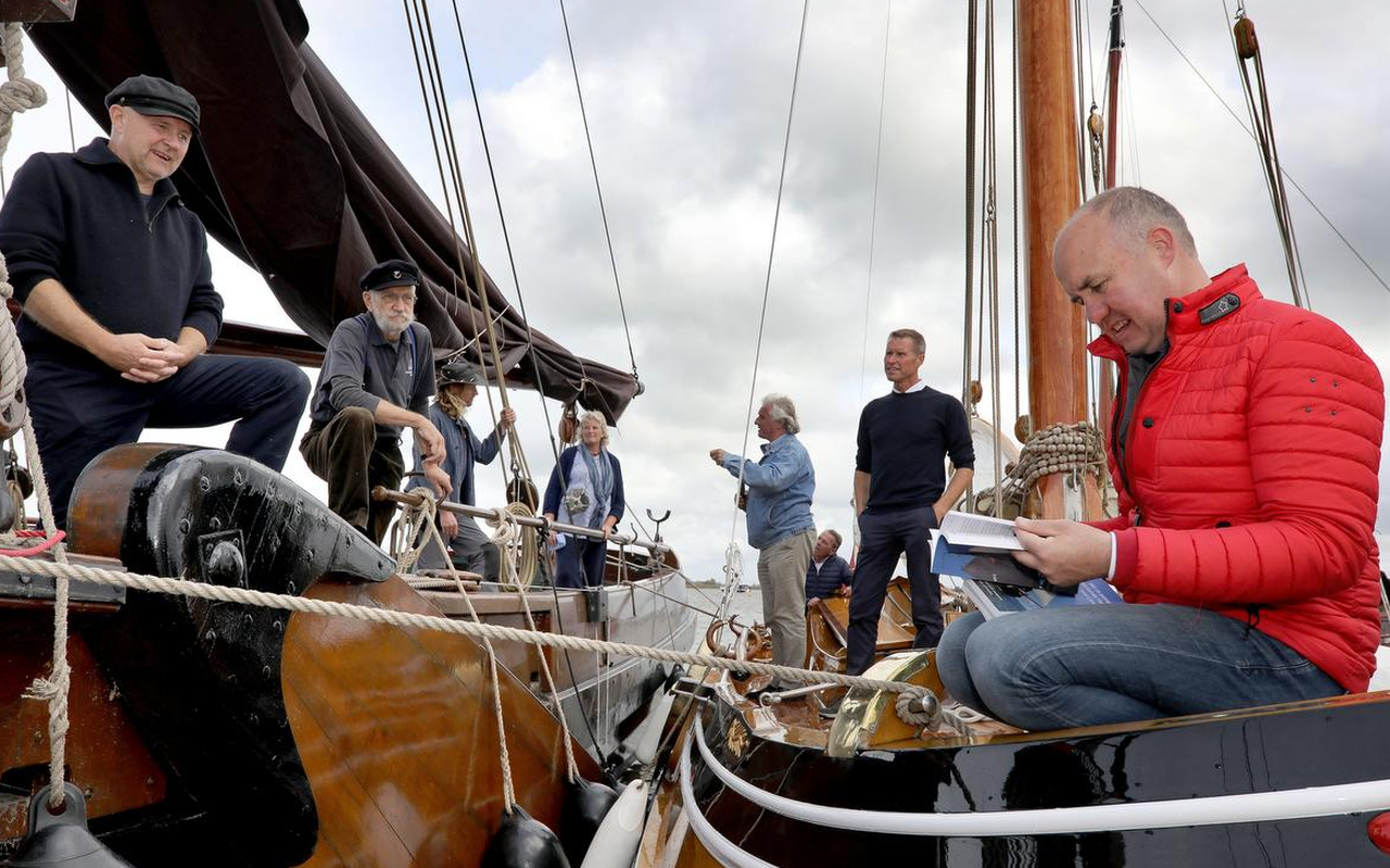 Commissaris van de Koning Arno Brok bladert door het boek over de tocht van palingaak Korneliske Ykes II naar Londen. Commissaris van de Koning Arno Brok bladert door het boek over de tocht van palingaak Korneliske Ykes II naar Londen.