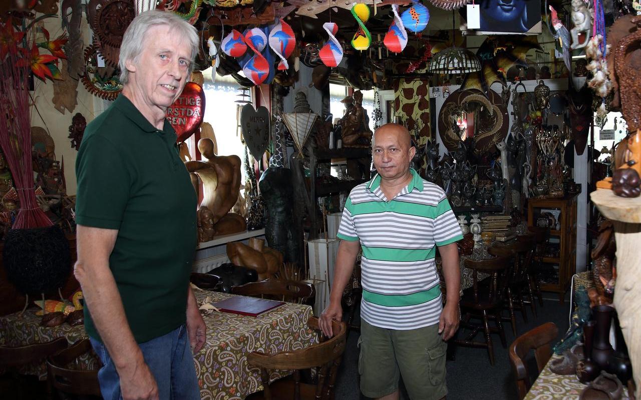 Cor van der Weide en zijn vriend Agus Aguswan in hun 'toko' in Westhoek. FOTO JAN SPOELSTRA Cor van der Weide en zijn vriend Agus Aguswan in hun 'toko' in Westhoek. FOTO JAN SPOELSTRA