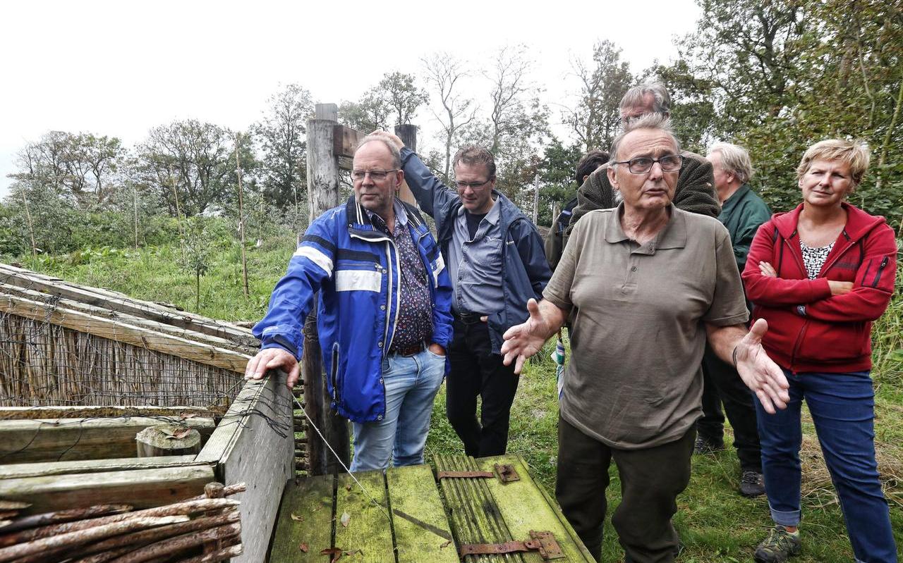Kooiker Piet Inia (op de voorgrond) leidt de genodigden rond in de kooi waar hij normaal geen gasten ontvangt. FOTO HENK JAN DIJKS Kooiker Piet Inia (op de voorgrond) leidt de genodigden rond in de kooi waar hij normaal geen gasten ontvangt. FOTO HENK JAN DIJKS