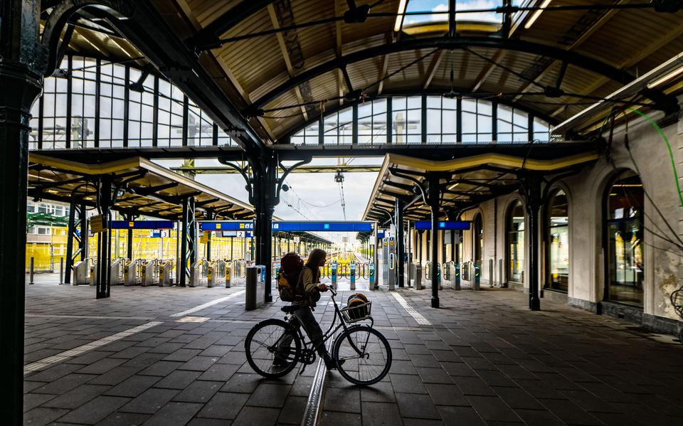 Het treinstation van Leeuwarden tijdens een landelijke staking van spoorwegpersoneel.