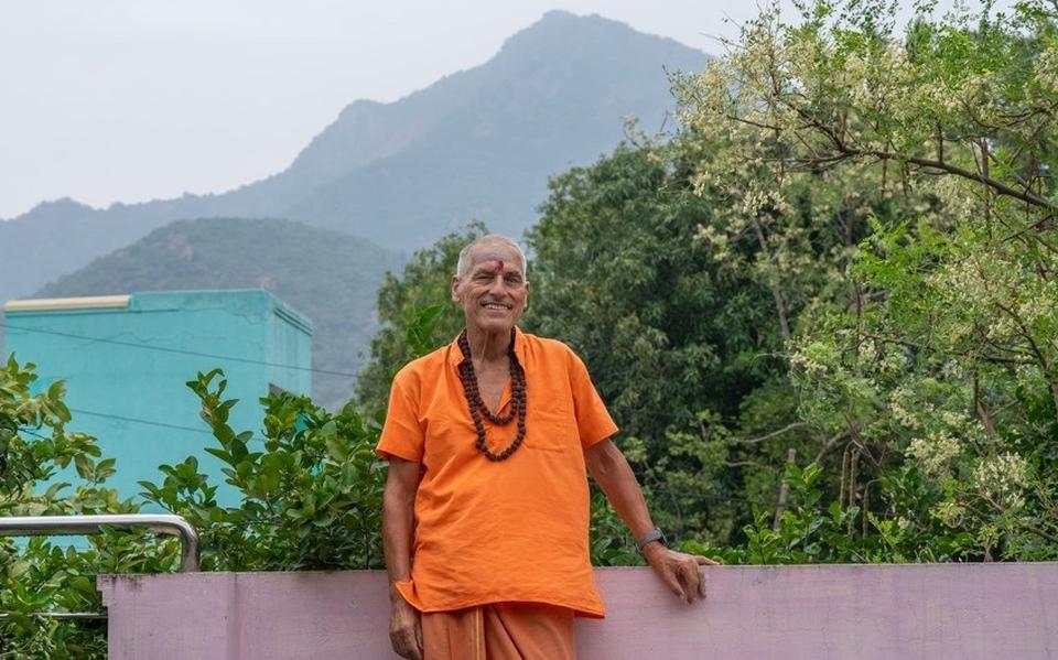 ,,In Nederland kijken mensen weg, in India kijken ze elkaar aan", stelt bedelmonnik Peter Roozendaal uit Heerenveen.   