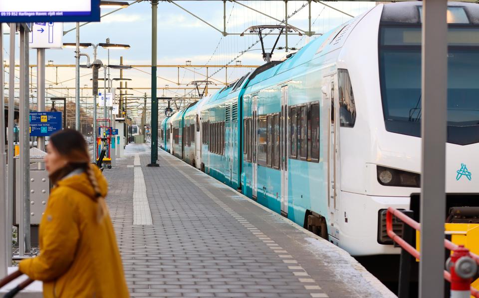 Een trein van Arriva op het station in Leeuwarden. 
