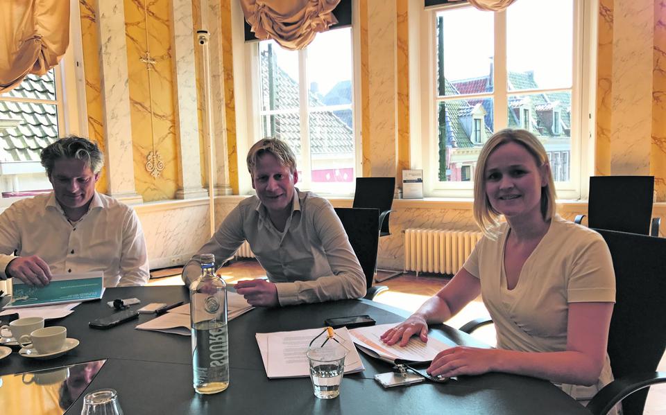 De drie verantwoordelijke wethouders Herwil van Gelder, Sjoerd Feitsma en Hilde Tjeerdema presenteerden woensdag hun plan. FOTO LC