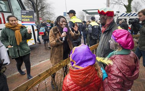 Twee weken na de intocht was er in Dokkum alsnog een demonstratie tegen Zwarte Piet . FOTO: MARCEL VAN KAMMEN