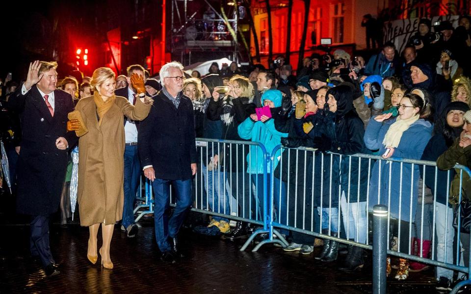 Koning Willem-Alexander en koningin Maxima komen bij de Harmonie aan. Rechts van hen Wiebe Wieling.