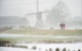 Wandelen in de harde wind en stuifsneeuw op de Nije Skou bij Haskerdijken. FOTO MARCEL VAN KAMMEN