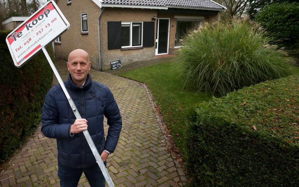 Het Te Koop-bord kan uit de tuin. Het idee van Anne Polstra om een huis voor de voetbalclub te verloten, werd een succes. FOTO CATRINUS VAN DER VEEN
