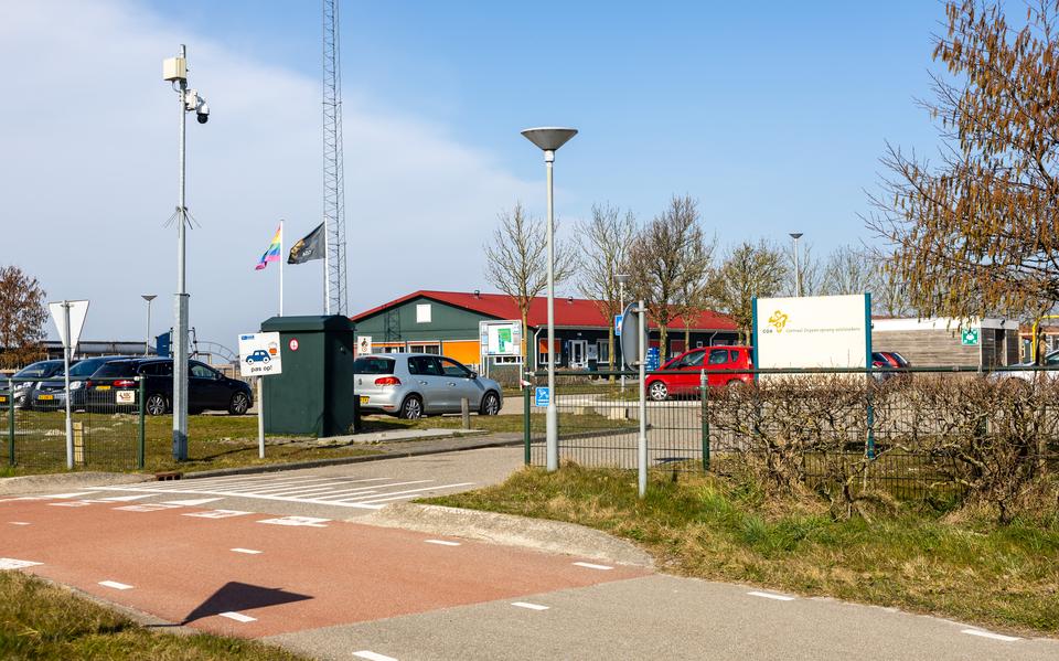
De ingang van het azc in Sint Annaparochie.