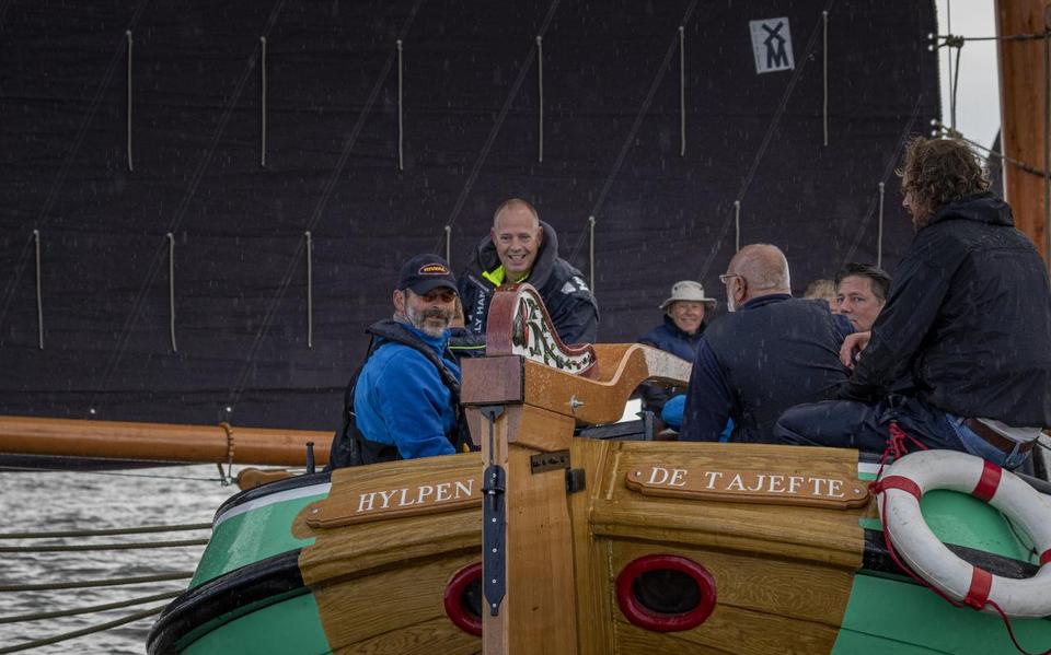 Senioren en ‘jongeren’ aan boord bij Riezebos (rechts bij het roer). Op de achtergrond, met hoed, Sipke Deelstra. Foto Tom Coehoorn