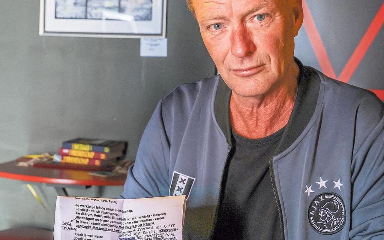 Simon Vuyk met de, tijdens de rouwdienst van Peter R. de Vries, voorgelezen toespraak. FOTO SIMON BLEEKER Simon Vuyk met de, tijdens de rouwdienst van Peter R. de Vries, voorgelezen toespraak. FOTO SIMON BLEEKER