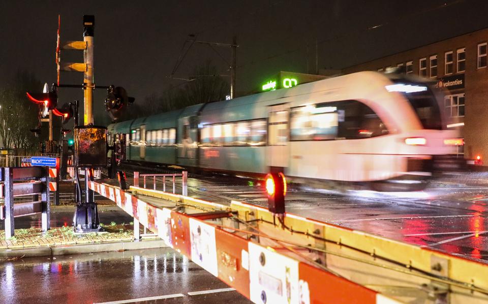 Een Arriva-trein op het spoor van Leeuwarden naar Groningen. 
