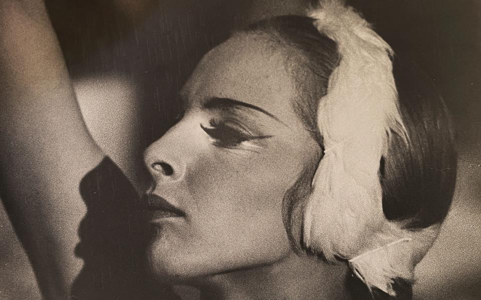 Wil de Boer als zwaan in het Zwanenmeer bij het Nationale Ballet (1965). 
