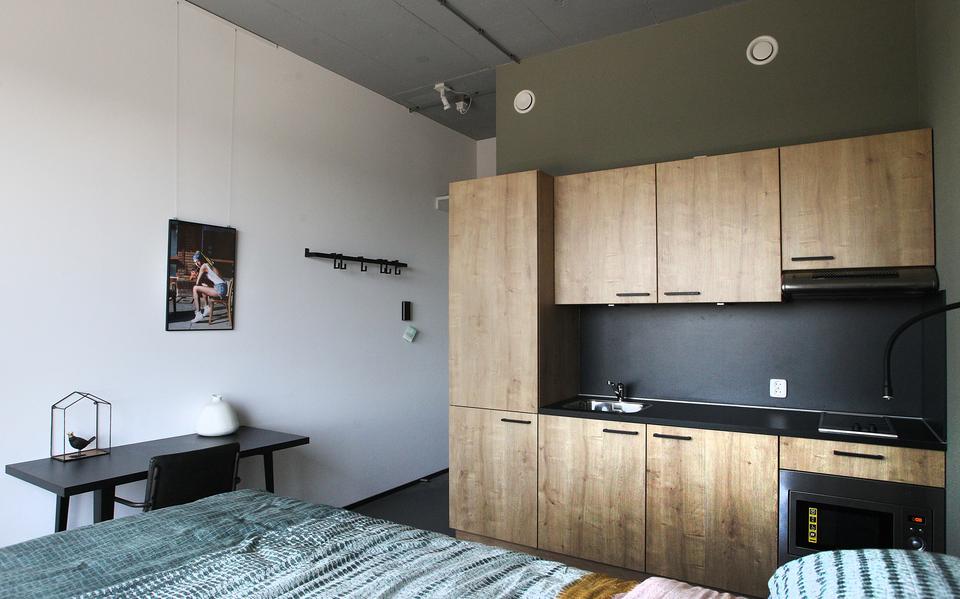 Een gemeubileerde kamer in Markt058 in Leeuwarden, het voormalige Aegon-pand tegenover het station. 