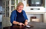 Titia van der Heide-de Vries kan sinds kort met een Kardia een mini-hartfilmpje via haar mobiele telefoon naar Sionsberg sturen. Ze hoeft daardoor niet meer meteen langs de arts als ze ongerust is over hartritmestoornissen. FOTO JILMER POSTMA