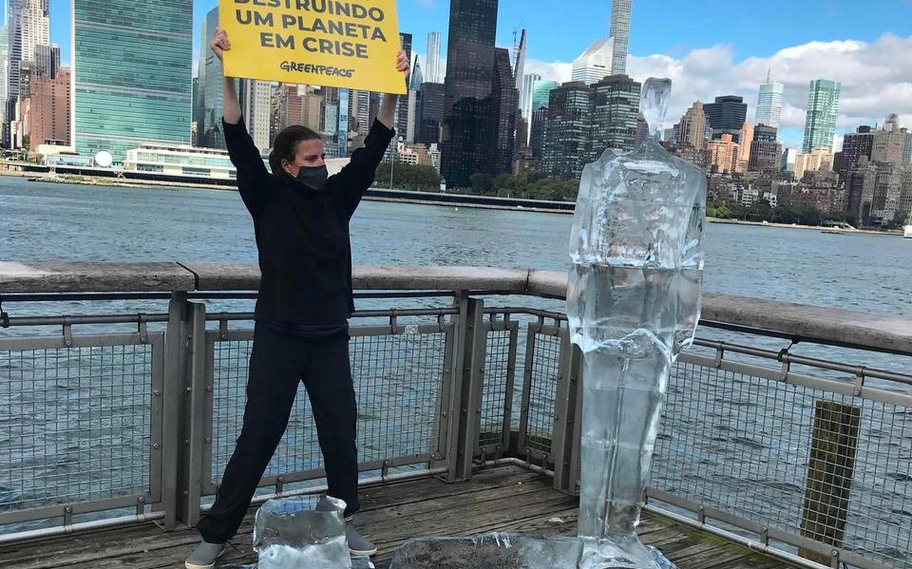 Een activist van Greenpeace demonstreert bij de klimaattop in New York. Dankzij de coronapandemie zouden we eindelijk oog kunnen krijgen voor het nog veel grotere probleem van het klimaat, betoogt filosoof Philipp Blom. Een activist van Greenpeace demonstreert bij de klimaattop in New York. Dankzij de coronapandemie zouden we eindelijk oog kunnen krijgen voor het nog veel grotere probleem van het klimaat, betoogt filosoof Philipp Blom.