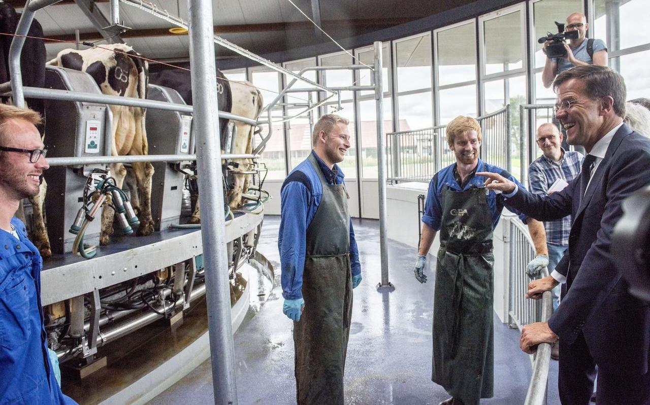 Premier Rutte heeft lol met de drie melkers van Dairy Campus: Durk Wind (l), Sybren Folkerts en Edwin Bakker (r). FOTO HOGE NOORDEN/JACOB VAN ESSEN Premier Rutte heeft lol met de drie melkers van Dairy Campus: Durk Wind (l), Sybren Folkerts en Edwin Bakker (r). FOTO HOGE NOORDEN/JACOB VAN ESSEN