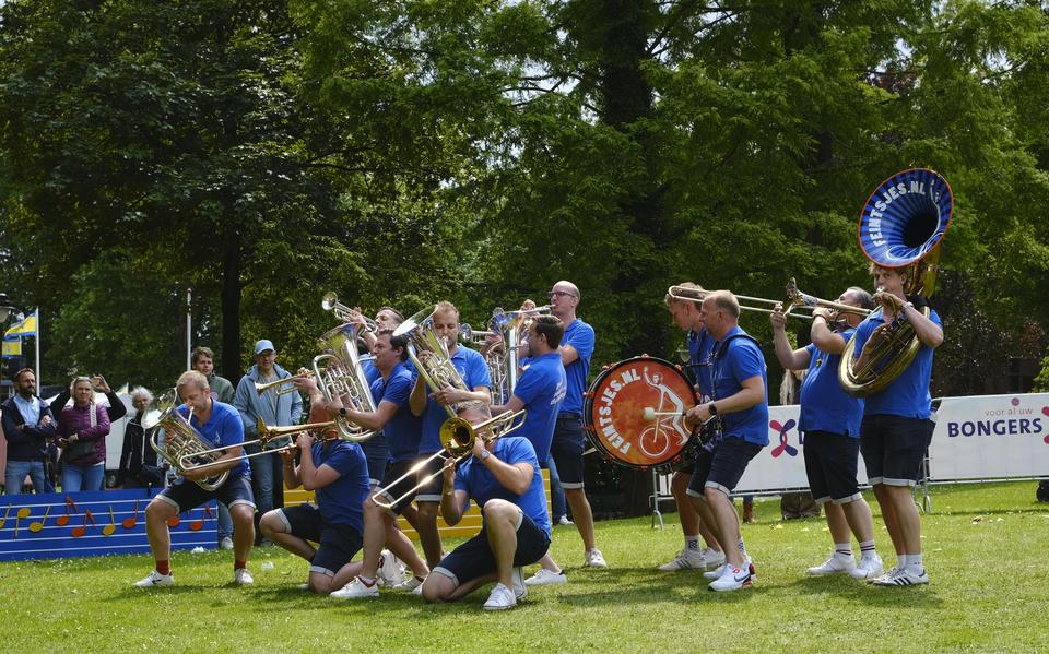 Dweilorkest de Feintsjes staat bekend om de interactie met het publiek: samen door de knieën en weer omhoog.