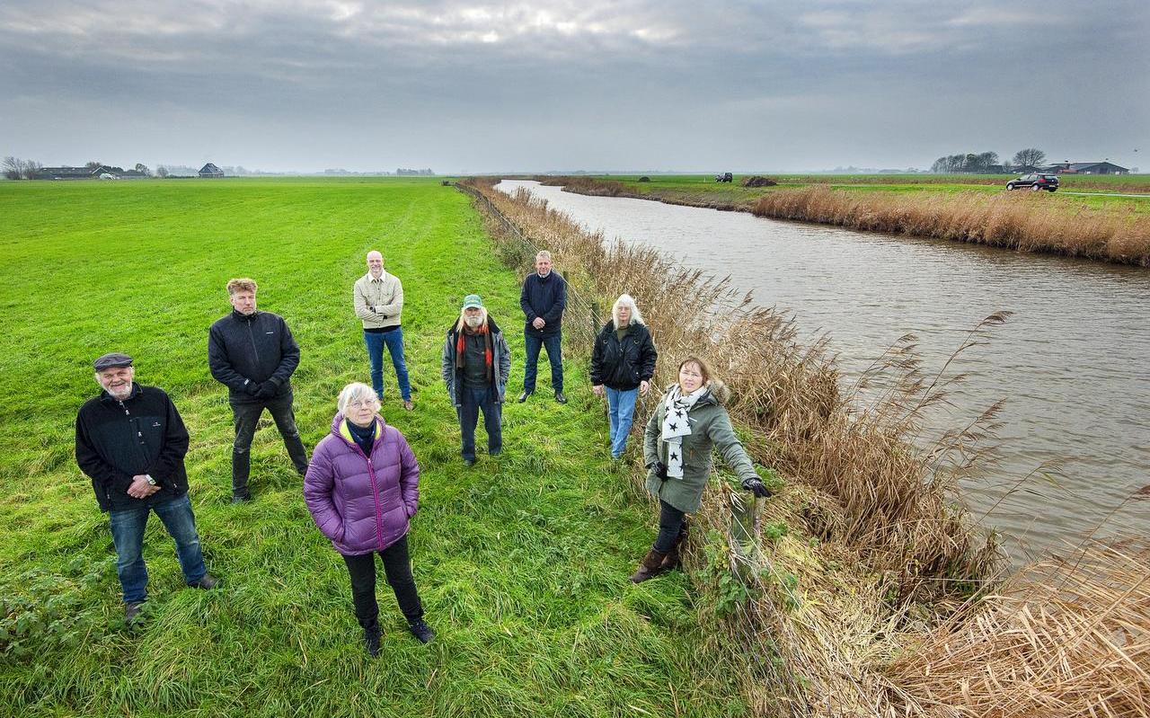 De bezwaarmakende omwonenden op de plek waar een deel van het fietspad komt. In het midden vooraan Marga van den Ham. Rechts, aan de andere kant van het water, de Lauwersseewei. De bezwaarmakende omwonenden op de plek waar een deel van het fietspad komt. In het midden vooraan Marga van den Ham. Rechts, aan de andere kant van het water, de Lauwersseewei.