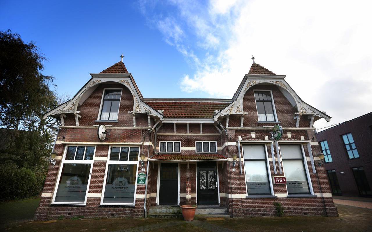 De nieuwe eigenaar van het verwaarloosde café en zalencentrum Black Horse in Menaam wil het pand verbouwen tot appartementencomplex. 