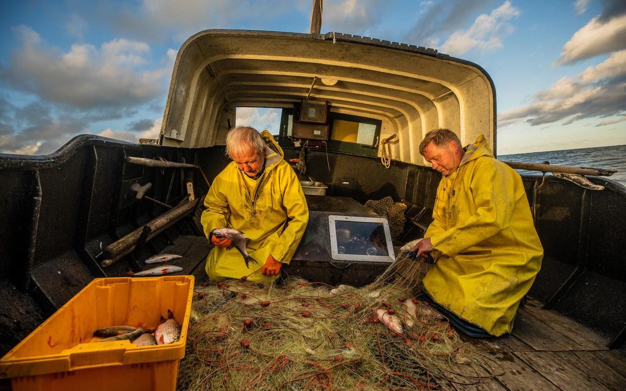 Jan en Joop de Vries, de laatste vissers van Laaksum. Jan en Joop de Vries, de laatste vissers van Laaksum.