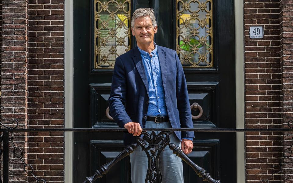 Erik Jan Mulder op de stoep van zijn huis in IJlst.  
