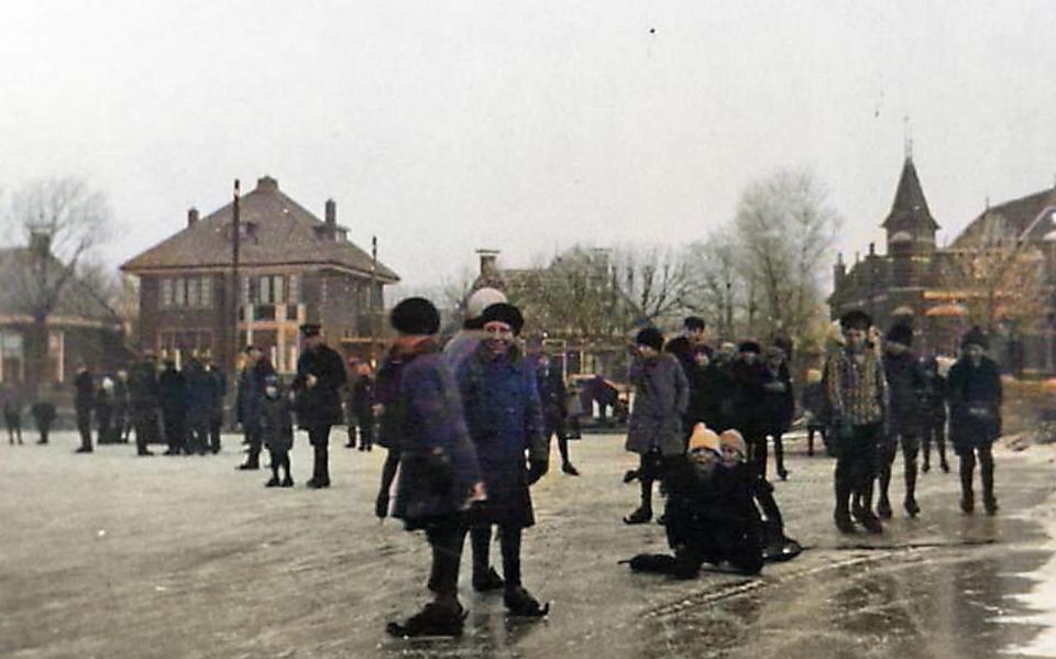Een ingekleurde foto van ijspret in Stiens, circa 1925.  FOTO IJSCLUB STIENS