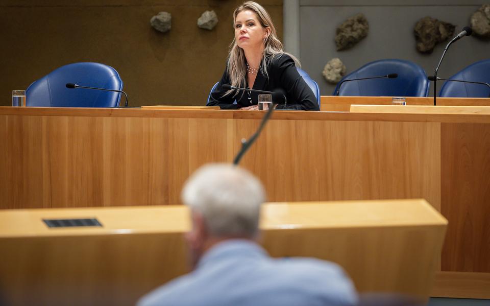 Femke Wiersma, nu nog minister van landbouw, werd door NSC'er Harm Holman (voorgrond) vergeleken met een 'geïnsemineerde koe'.