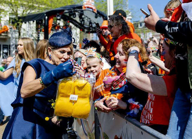 Mag je je lintje dragen en wat doet de koning met de cadeaus die hij ontvangt in Dokkum? 8 vragen ov