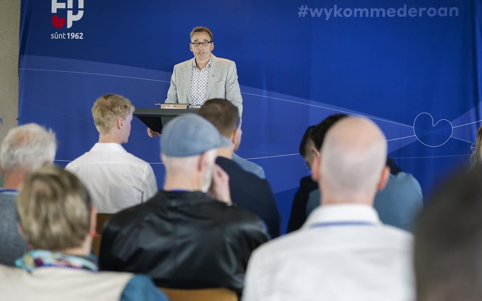 Voorzitter Jan Arendz spreekt de FNP-leden toe op het recente 'Kongrestival' in Alde Leie. 