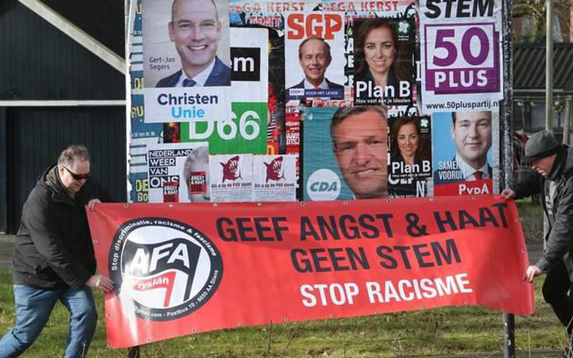 Een spanddoek van AFAF bij Gytsjerk in aanloop naar de Tweede Kamerverkiezingen van maart 2017. ARCHIEFFOTO NIELS WESTRA

