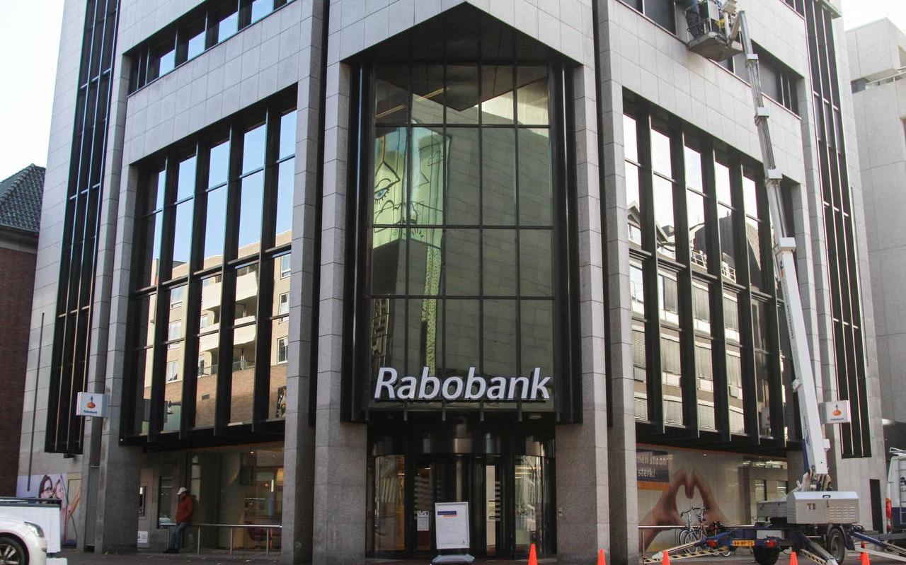 Een vestiging van de Rabobank in Leeuwarden. Bankkantoren verdwijnen meer en meer uit het straatbeeld. foto anton kappers Een vestiging van de Rabobank in Leeuwarden. Bankkantoren verdwijnen meer en meer uit het straatbeeld. foto anton kappers