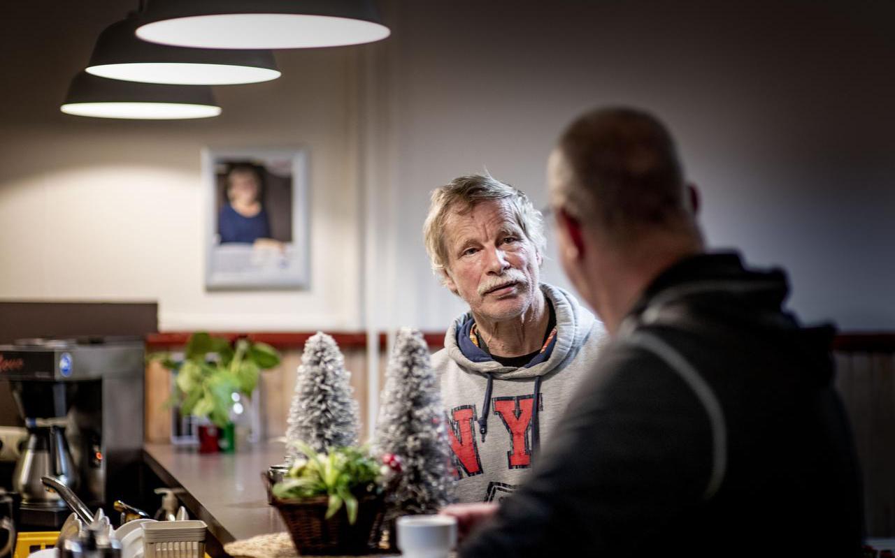  Harm (70) in gesprek tijdens zijn laatste zondag bij het Aanloophuis, waar hij zijn halve leven vrijwilliger was. FOTO HOGE NOORDEN/JACOB VAN ESSEN