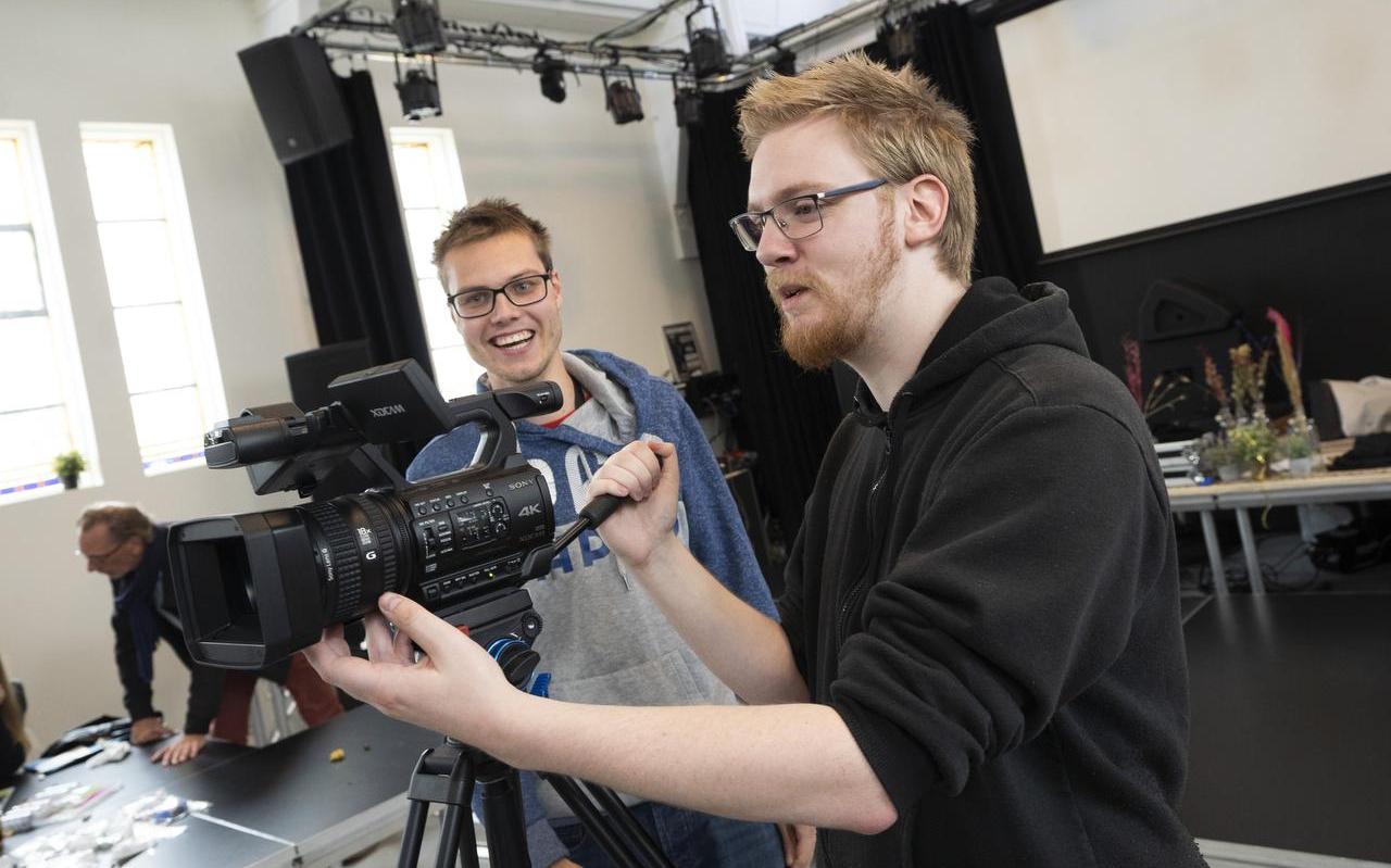 Niels Dros en Sjouke Quarré inspecteren de nieuwe camera voor het komende seizoen van Downtown Café. Niels Dros en Sjouke Quarré inspecteren de nieuwe camera voor het komende seizoen van Downtown Café.