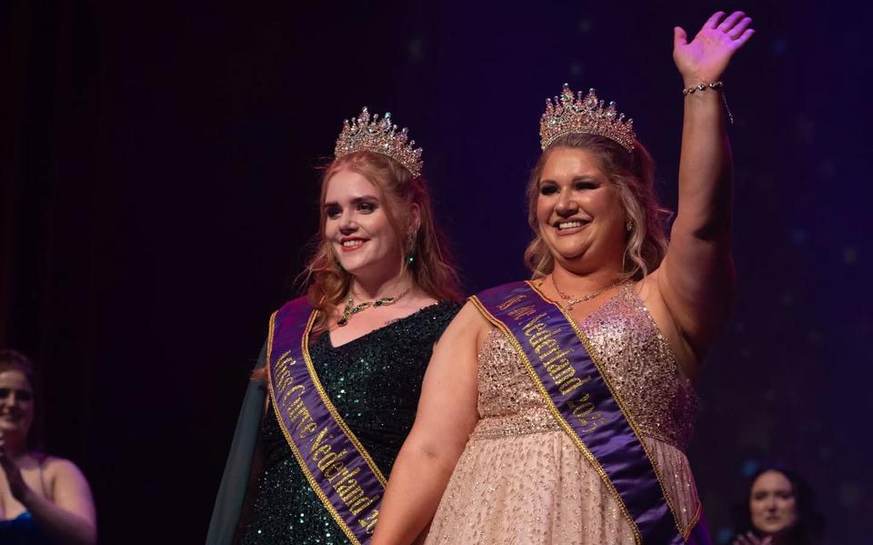Melissa Tonkes (l) uit Leeuwarden en medewinnaar Kayla Dix tijdens de finale van Miss Curve