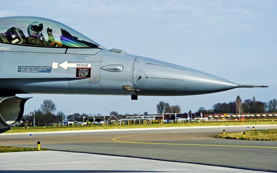 Een Nederlandse F-16, foto uit de periode dat dit type straaljager nog vanuit Leeuwarden vloog.