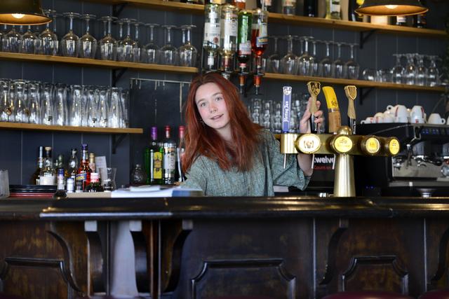 Van Italiaans droomkasteel naar dorpscafé in Baard: ‘Pippi’ Linn (22) blaast ‘De Kater’ nieuw leven 