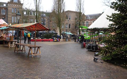 Bekijk hoe het Jacobijnerkerkhof in Leeuwarden is omgetoverd tot kerstdorp en decor van Scrooge Live