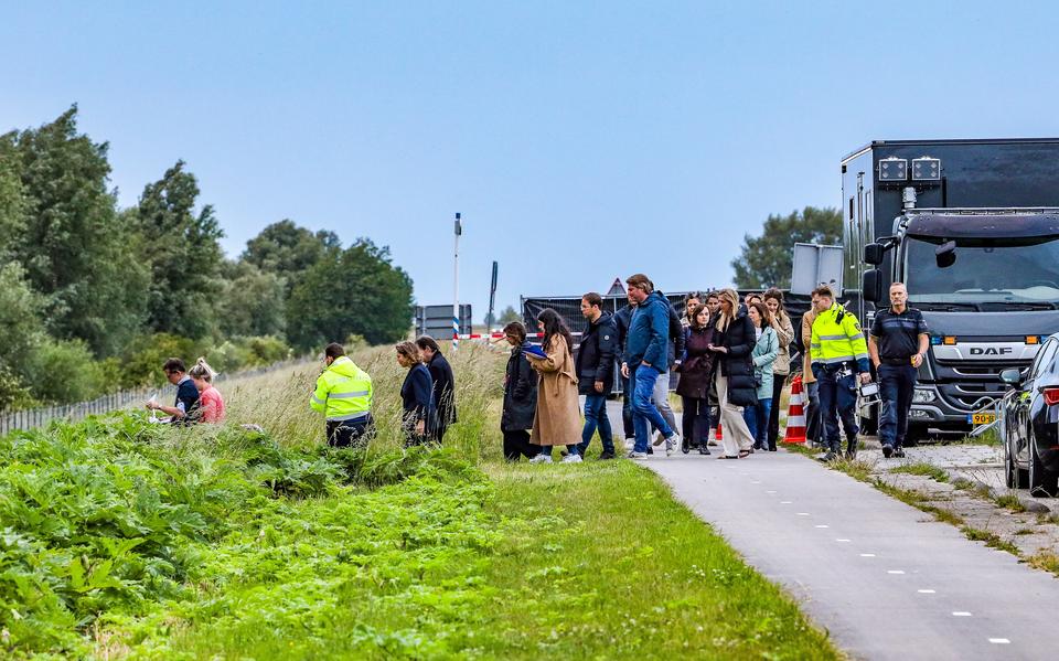 Rechters, advocaten en het OM bekijken de plaats delict bij de Knardijk in Lelystad waar Ryan Al Najjar uit Joure omgebracht werd.