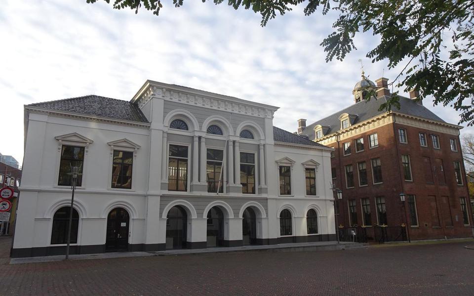 Het Leeuwarder stadhuis met aan de linkerzijde de Sint Jacobsstraat.