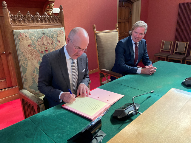 Oud-minister Foort van Oosten wordt waarnemend burgemeester van Leeuwarden. ‘Er valt voor mij heel v