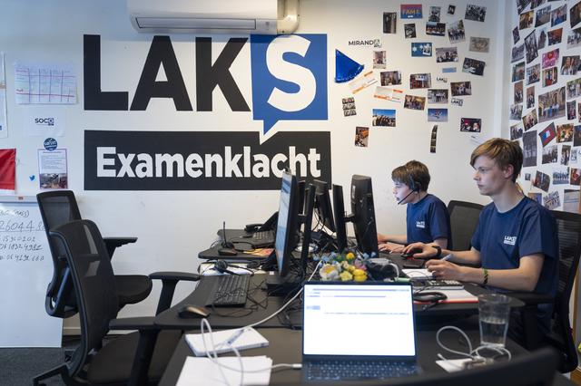 Een surveillant op blote voeten en kapotte stoelen – dit zijn de examenklachten van deze week